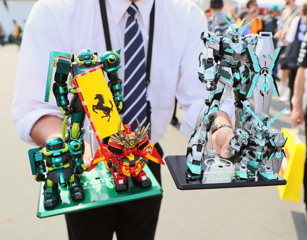 左からアストンマーティンホンダ、フェラーリ、メルセデス仕様のガンプラ（撮影・宮崎幸一）