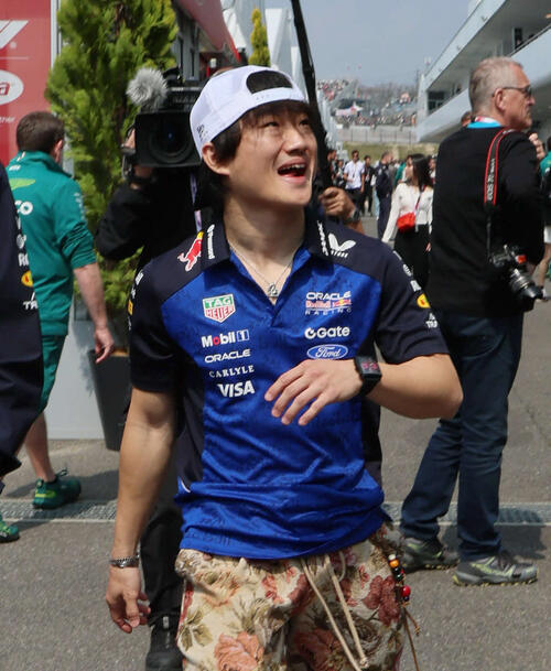 レッドブルのリザーブドライバーを務める角田裕毅は、パドックでリラックス（撮影・宮崎幸一）