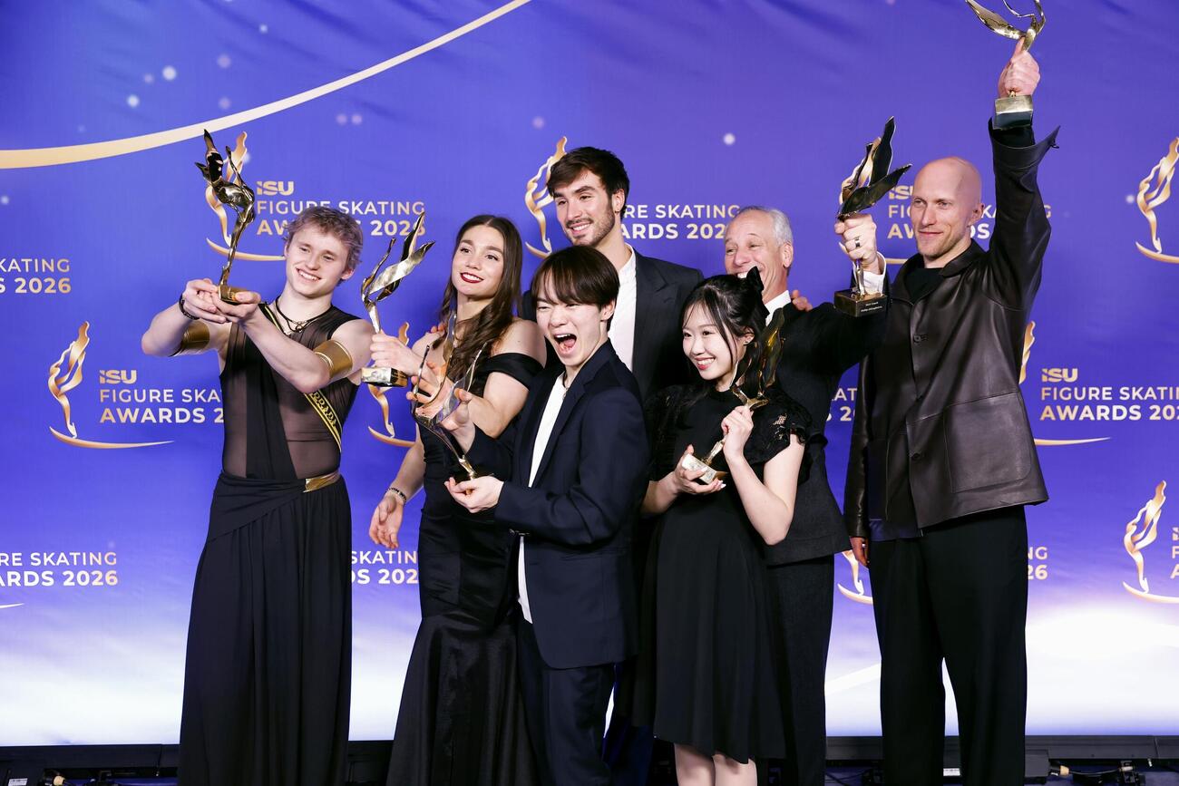 ISUスケーティング・アワードで受賞者たちと写真に納まる鍵山優真（前列左）と中井亜美（同右）（共同）