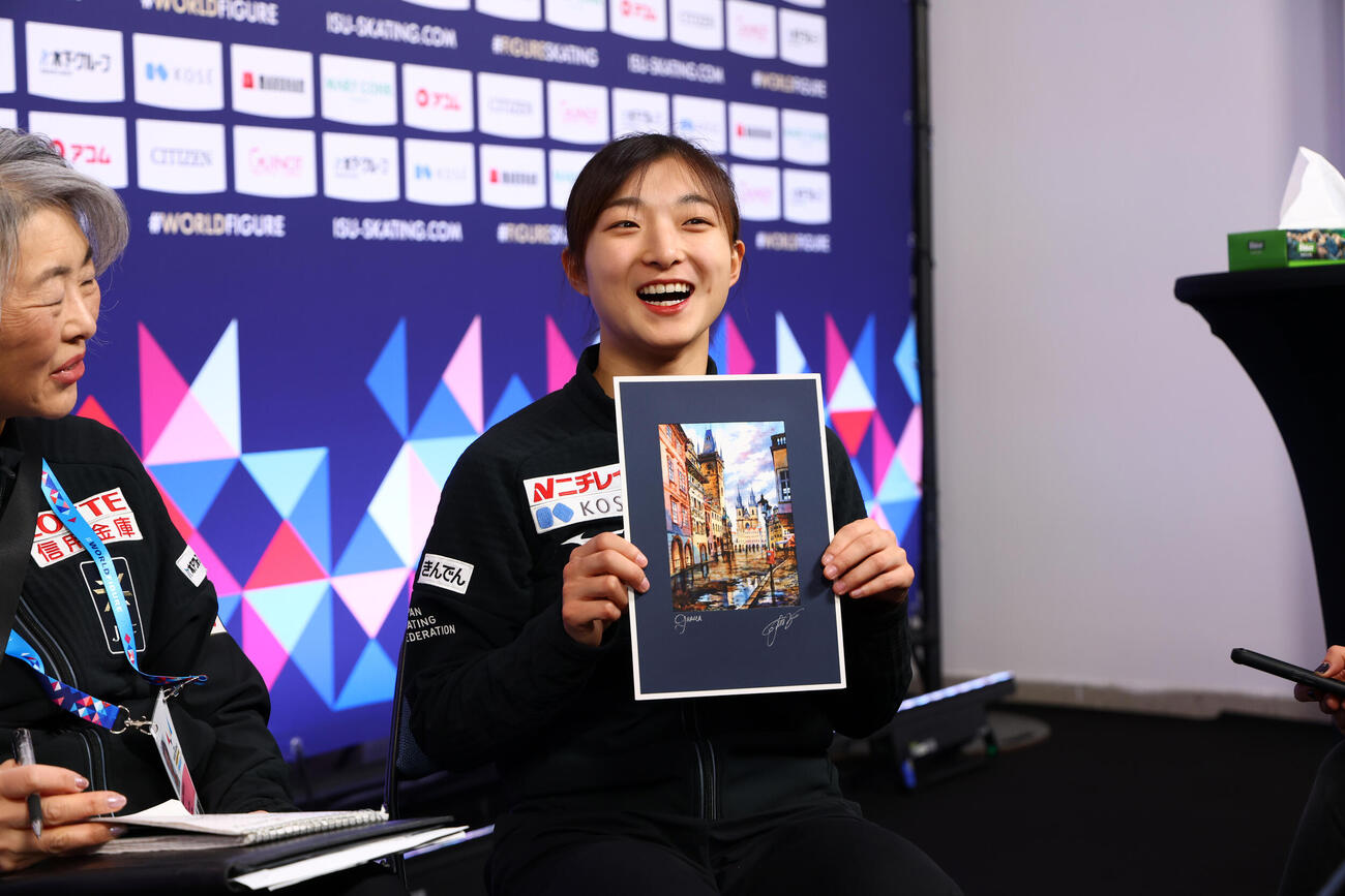 フィギュアスケート世界選手権　取材に応じる坂本花織（撮影・PNP）