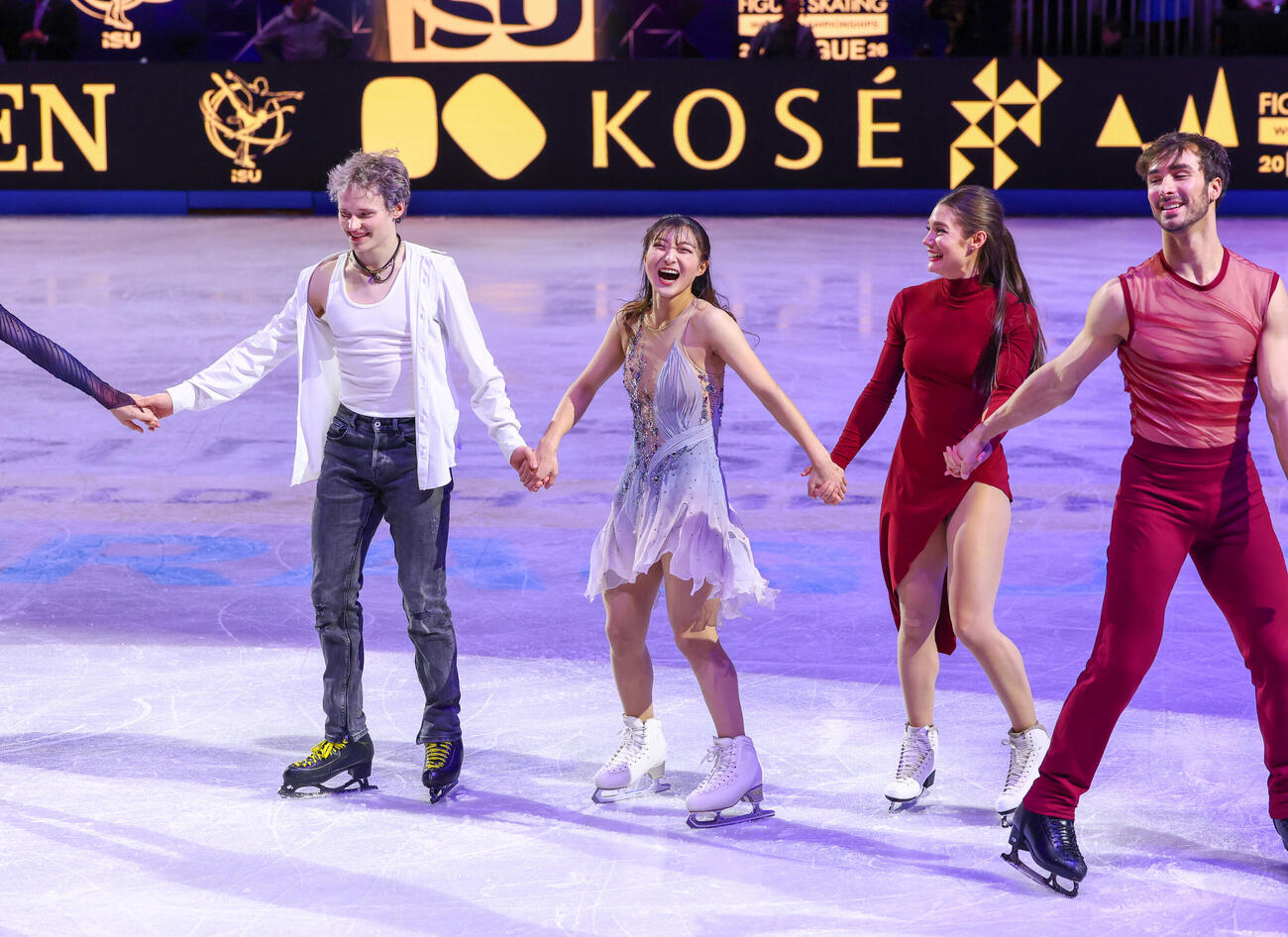 エキシビションで演技を披露したイリア・マリニン（左）、坂本花織（左から2人目）ら（撮影・PNP）
