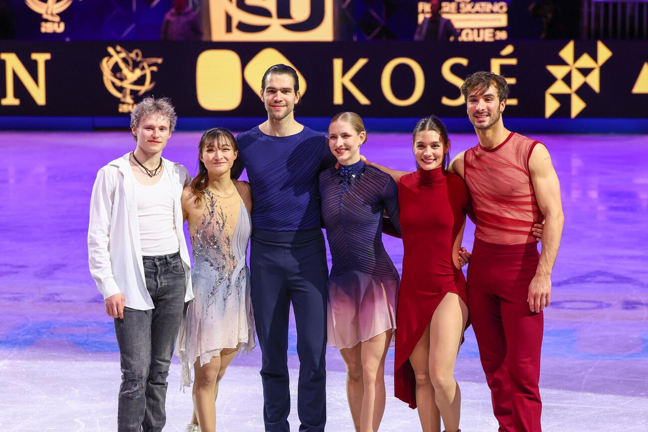 エキシビションで演技を披露したイリア・マリニン（左）、坂本花織（左から2人目）ら（撮影・PNP）