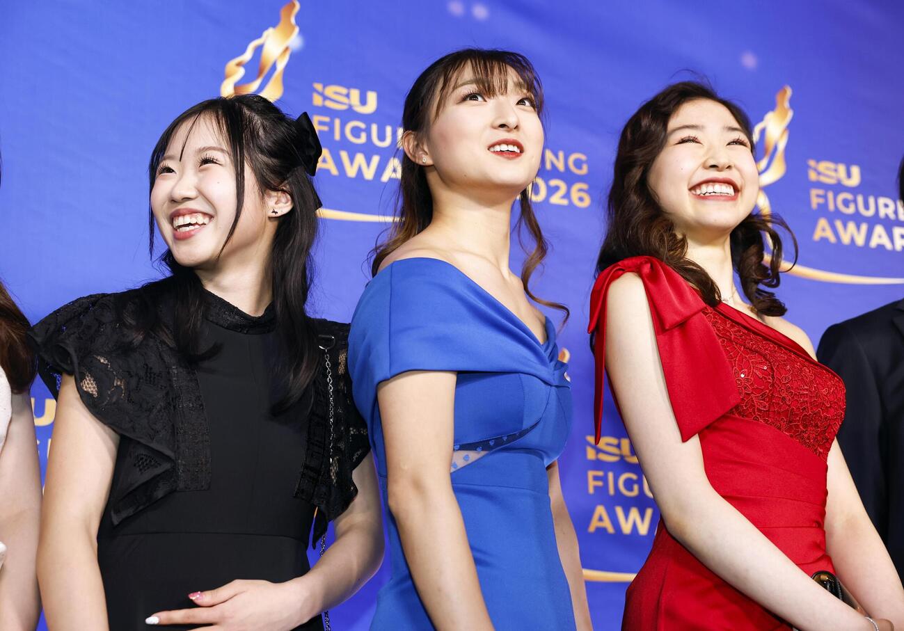 ISUスケーティング・アワードに出席した（左から）中井亜美、坂本花織、千葉百音＝29日、プラハ（共同）