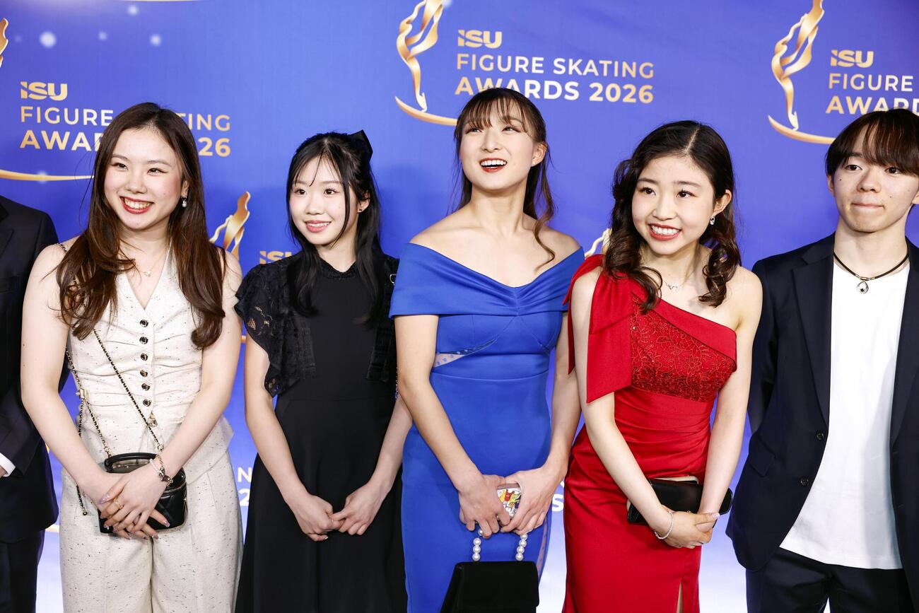 ISUスケーティング・アワードに出席した（左から）吉田唄菜、中井亜美、坂本花織、千葉百音、鍵山優真＝29日、プラハ（共同）