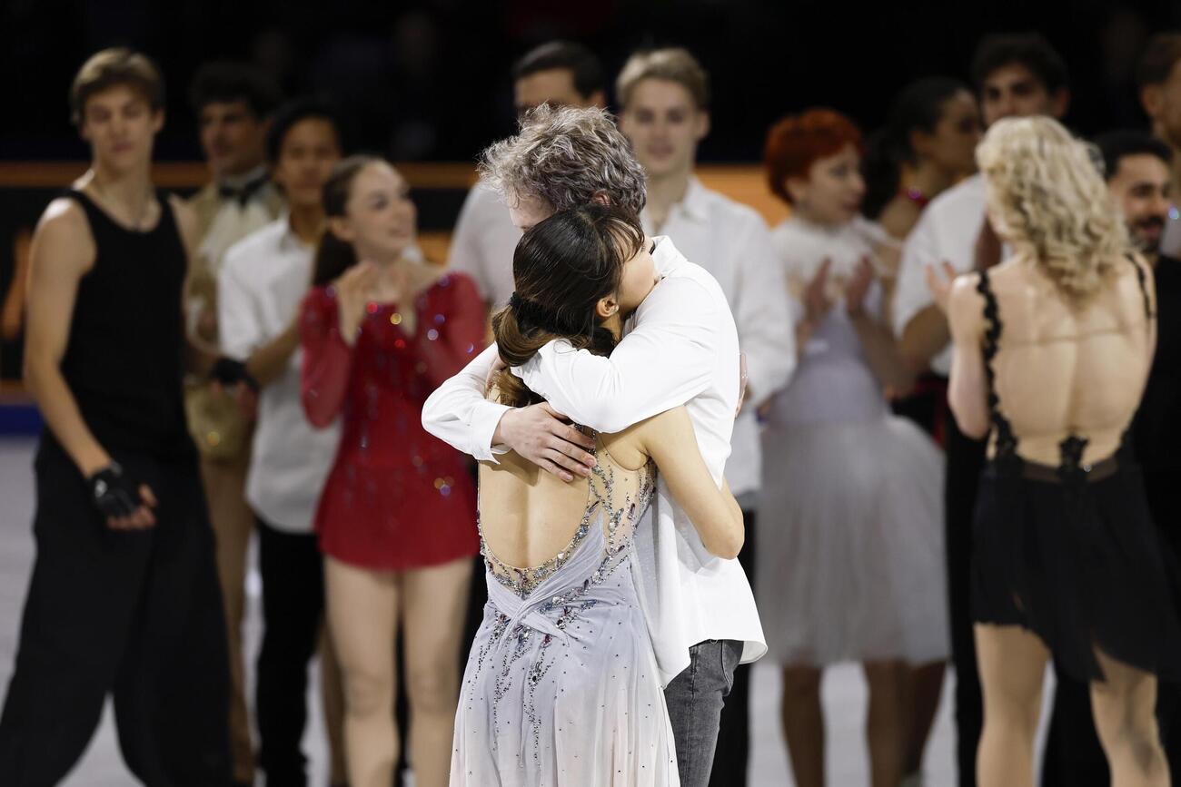 エキシビションのフィナーレでイリア・マリニン（右）と抱き合う坂本花織＝プラハ（共同）