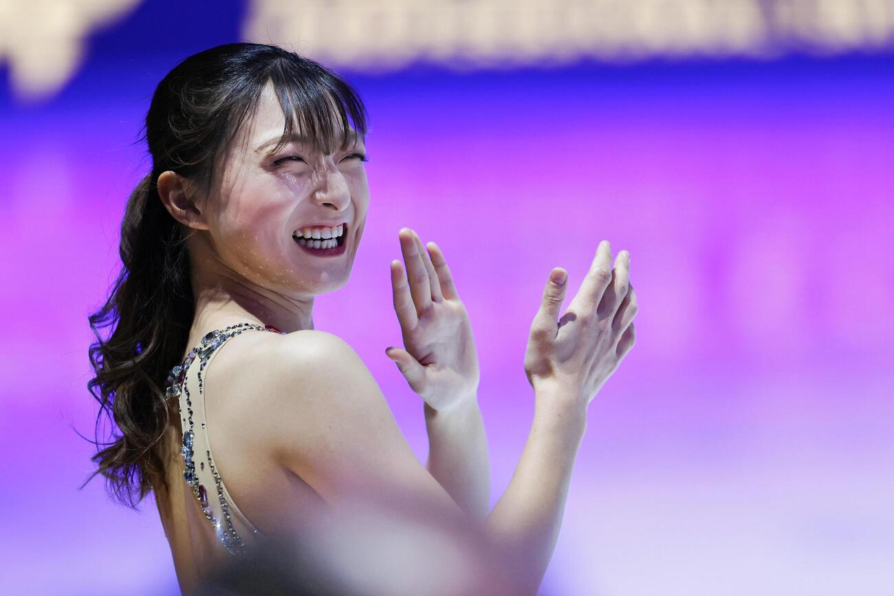 エキシビションのフィナーレで笑顔の坂本花織＝プラハ（共同）