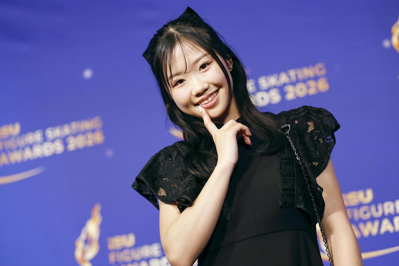 カメラに向かいポーズをとる中井亜美（共同）