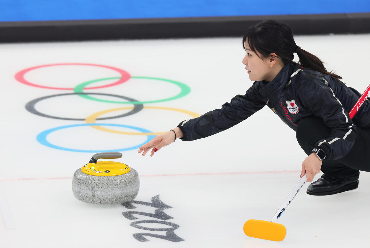 北京五輪　練習でストーンを投じる吉田知那美（22年2月9日撮影）