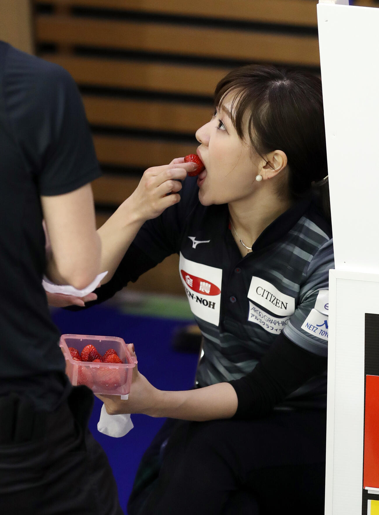 いちごを口にする吉田知那美（18年3月14日撮影）