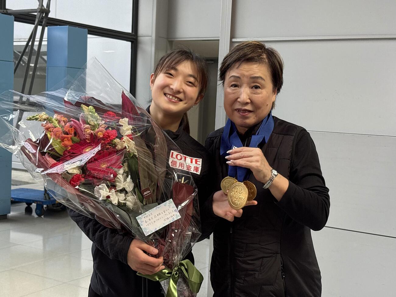 坂本花織（左）と中野園子コーチ