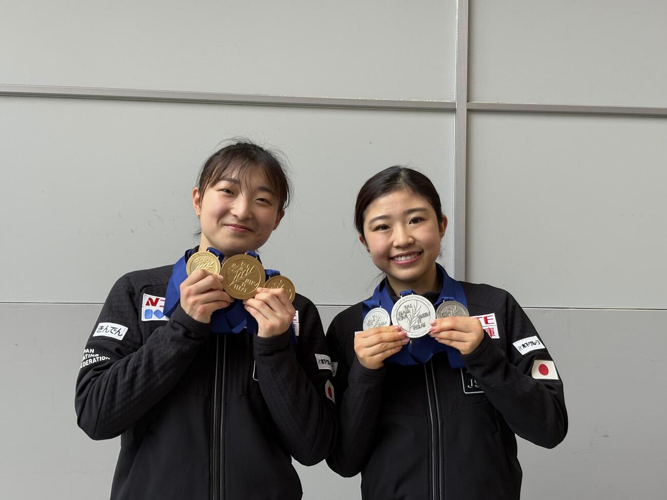 世界選手権が行われたチェコから帰国した坂本花織（左）と千葉百音
