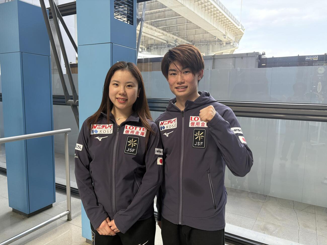 世界選手権が行われたチェコから帰国した吉田唄菜（左）と森田真沙也