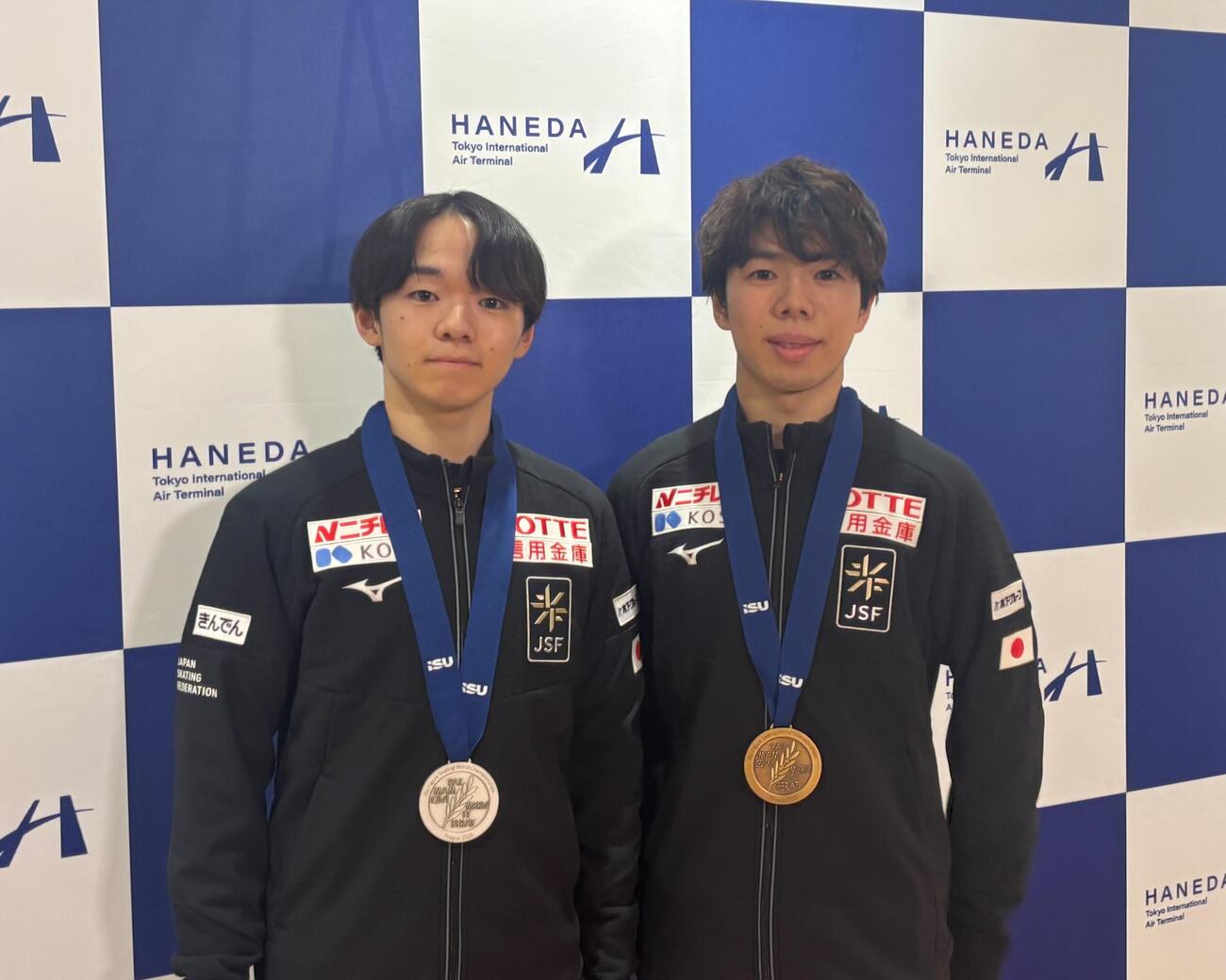 世界選手権から帰国し、写真に収まる鍵山（左）と佐藤（撮影・勝部晃多）