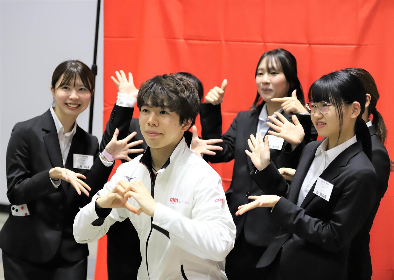 所属先のエームサービスの新入社員とともに記念撮影をする佐藤（撮影・藤塚大輔）
