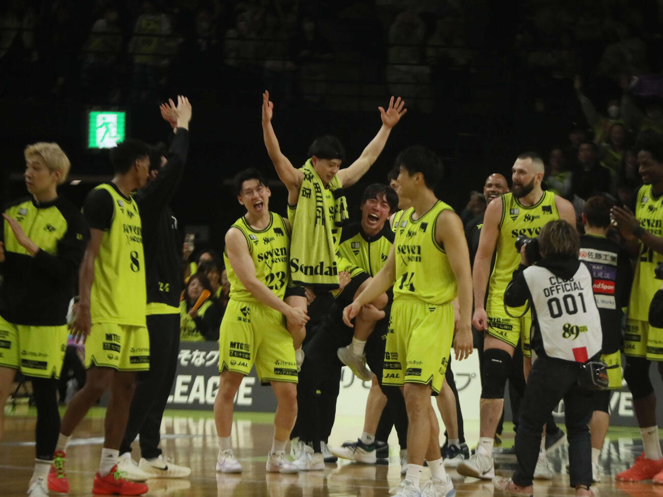 仙台対A東京　勝利をあげ喜びを爆発させる仙台の選手ら（撮影・高橋香奈）