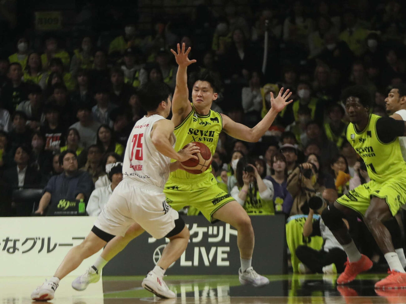 仙台対A東京　懸命にディフェンスをする仙台半沢（撮影・高橋香奈）