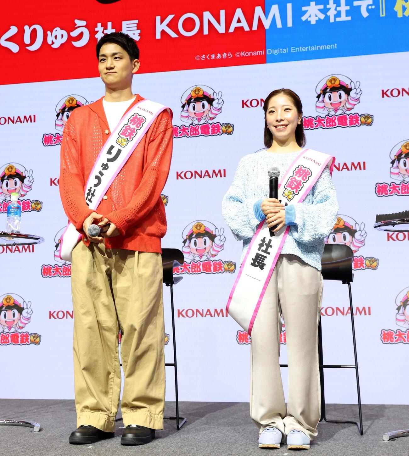 「桃太郎電鉄2～あなたの町もきっとある～」（C）さくまあきら（C）konami Digital Entertainmentのイベント会見に登場の木原（左）と三浦（撮影・黒川智章）