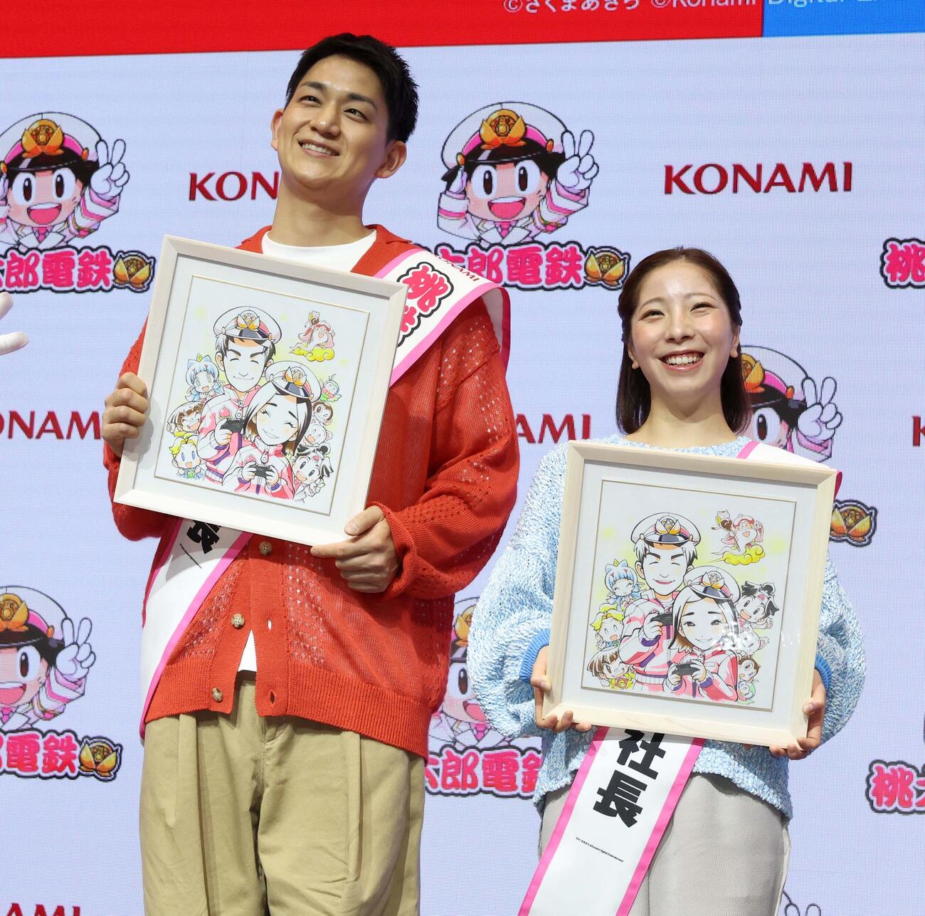 イベント会見でプレゼントされた似顔絵を手に笑顔の木原（左）と三浦
