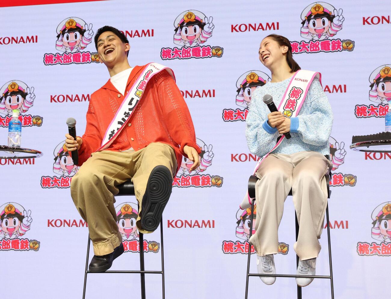 「桃太郎電鉄2～あなたの町もきっとある～」（C）さくまあきら（C）konami Digital Entertainmentのイベント会見で話す木原（左）と三浦（撮影・黒川智章）