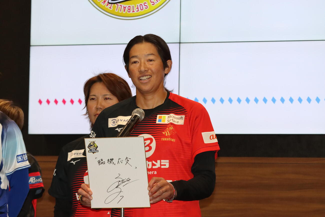 会見で個人目標に「臨機応変」を掲げる上野（撮影・保坂果那）