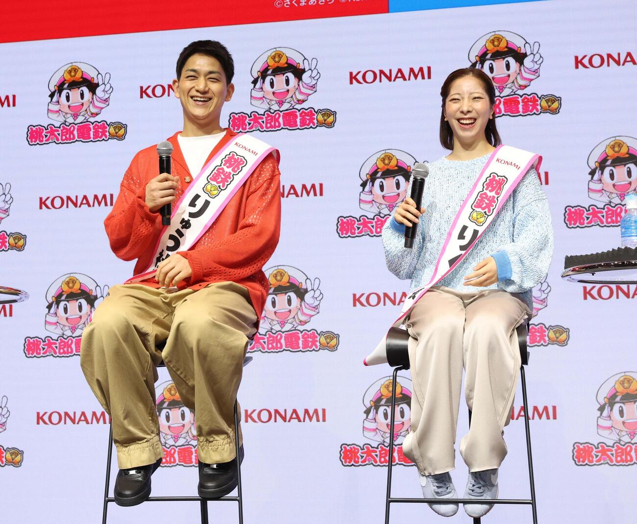 「桃太郎電鉄2～あなたの町もきっとある～」（C）さくまあきら（C）konami Digital Entertainmentのイベント会見に登場の木原（左）と三浦（撮影・黒川智章）