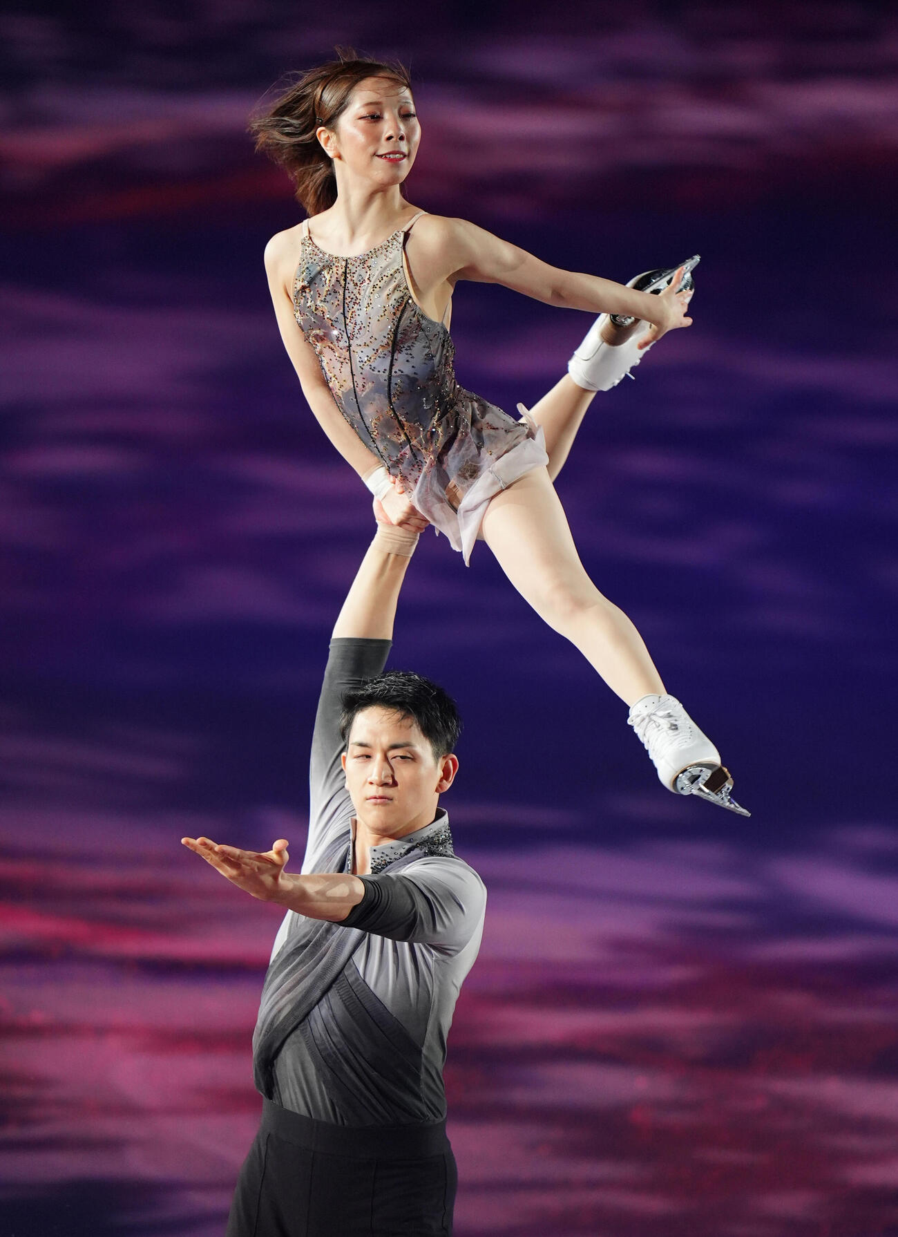 演技を披露する三浦璃来、木原龍一組（撮影・清水貴仁）