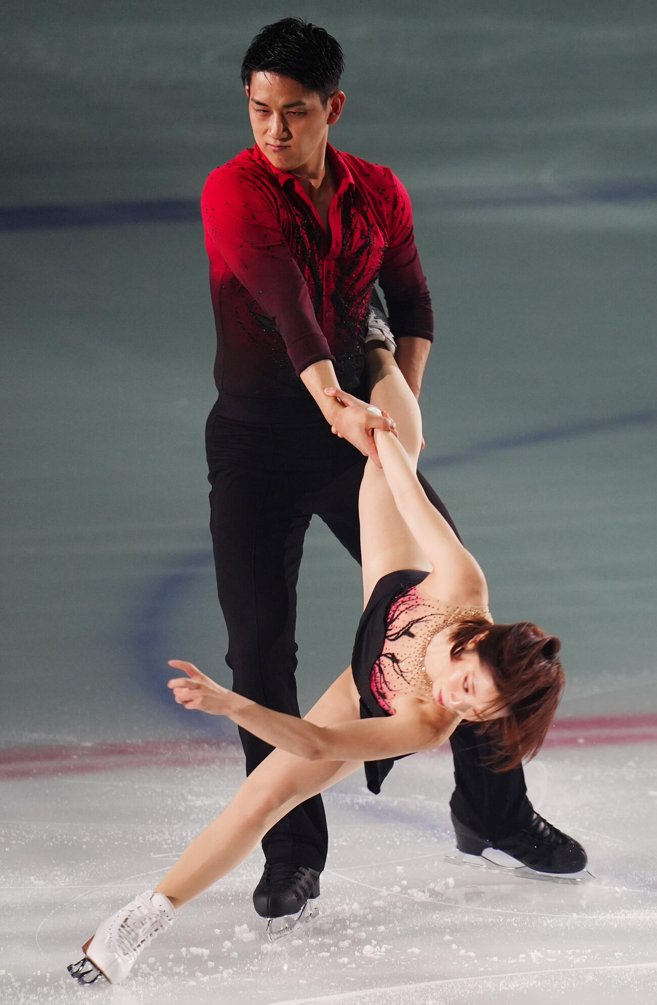 五輪の演目を披露する三浦璃来、木原龍一組（撮影・清水貴仁）