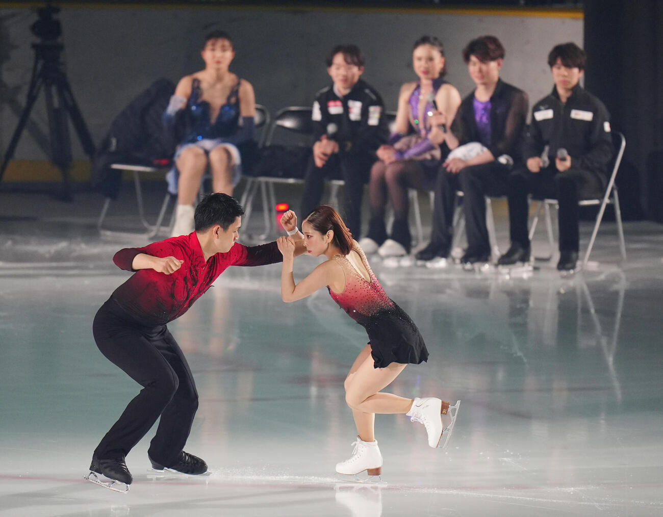 五輪の演目を披露する三浦璃来、木原龍一組（撮影・清水貴仁）