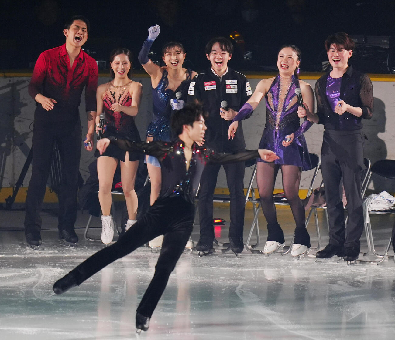 五輪の演目を披露する佐藤駿（手前）に盛り上がる日本代表選手たち（撮影・清水貴仁）