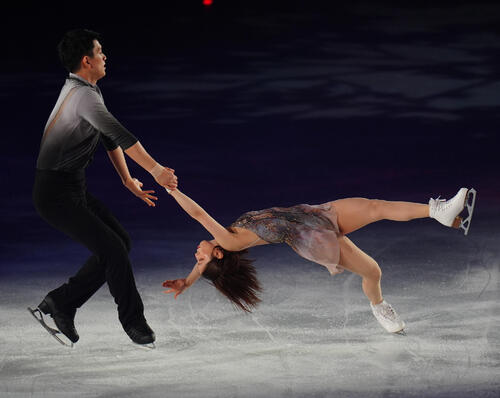 演技を披露する三浦璃来、木原龍一組（撮影・清水貴仁）