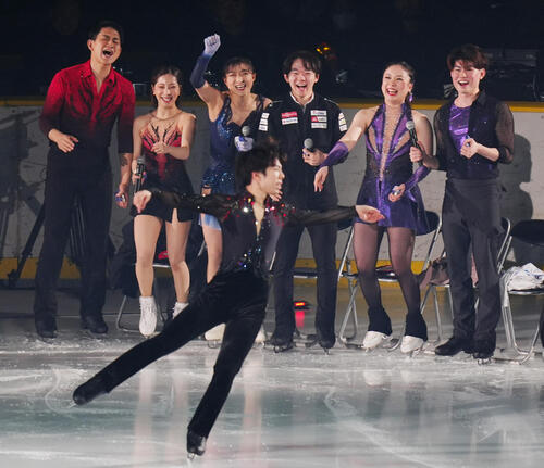 五輪の演目を披露する佐藤駿（手前）に盛り上がる日本代表選手たち（撮影・清水貴仁）