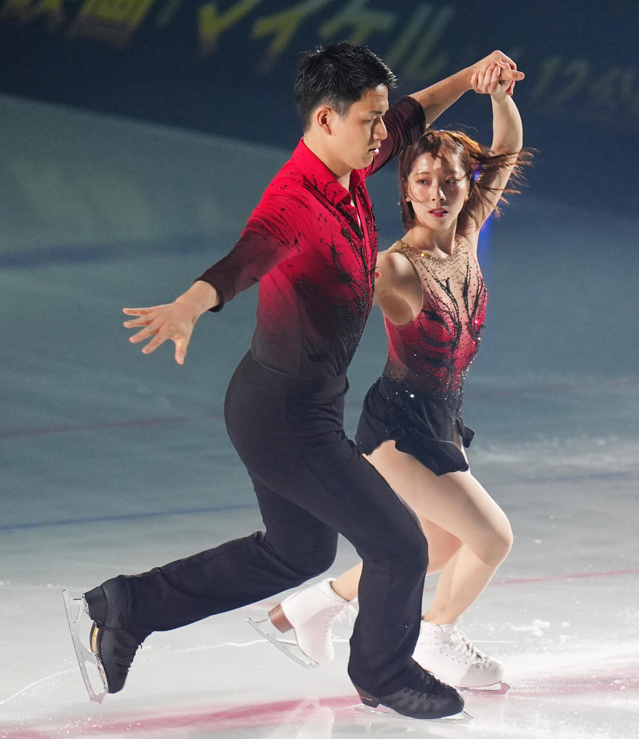 五輪の演目を披露する三浦璃来、木原龍一組（撮影・清水貴仁）