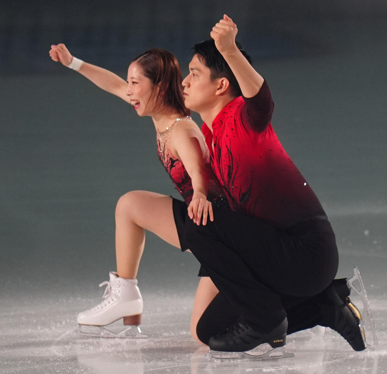 五輪の演目を披露する三浦璃来、木原龍一組（撮影・清水貴仁）