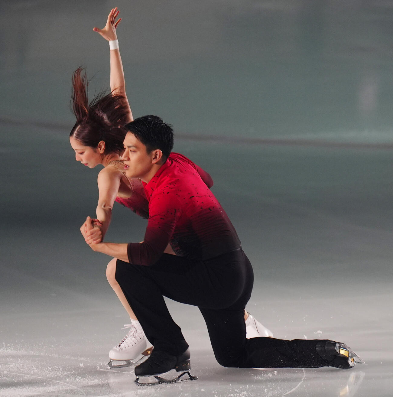 五輪の演目を披露する三浦璃来、木原龍一組（撮影・清水貴仁）