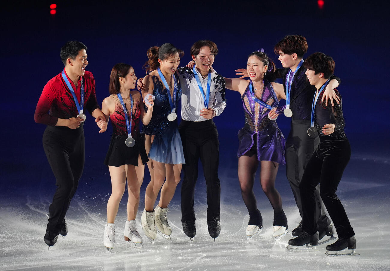 五輪の演目を披露し笑顔をみせる、左からりくりゅうペア、坂本花織、鍵山優真ら日本代表選手たち（撮影・清水貴仁）