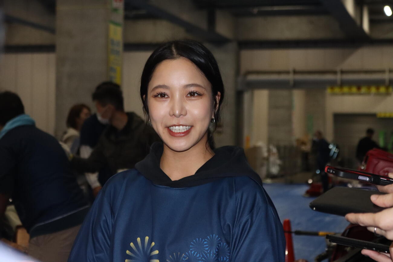 作業後、取材に対応する高梨（撮影・保坂果那）