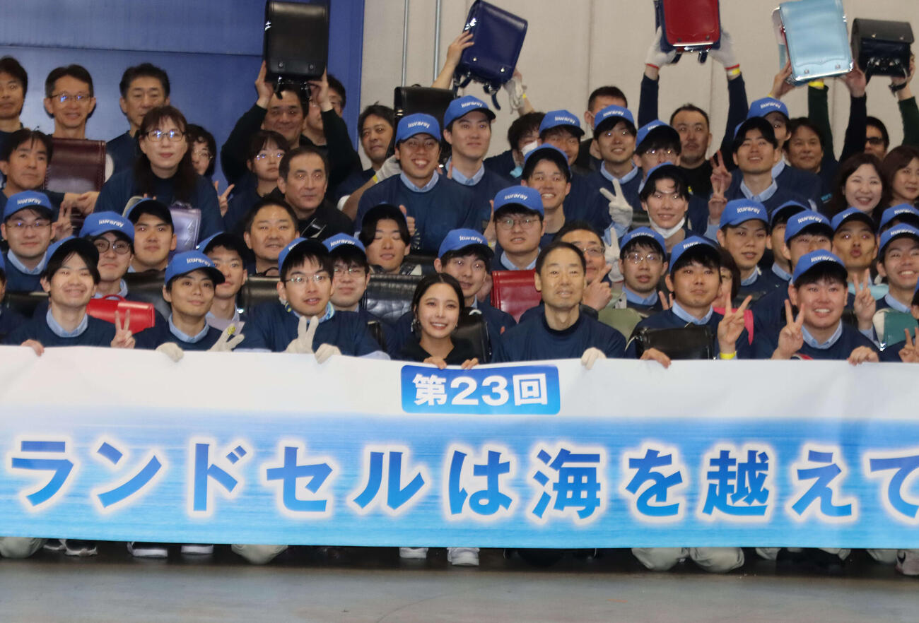 ランドセルの箱詰め作業に参加した高梨（前列左から4人目）（撮影・保坂果那）