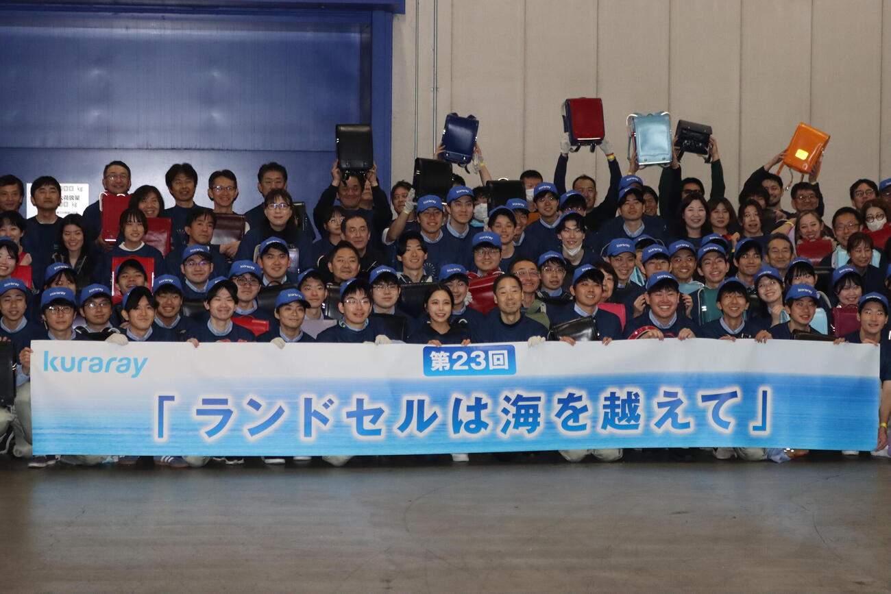 ランドセルの箱詰め作業に参加した高梨（前列中央）（撮影・保坂果那）