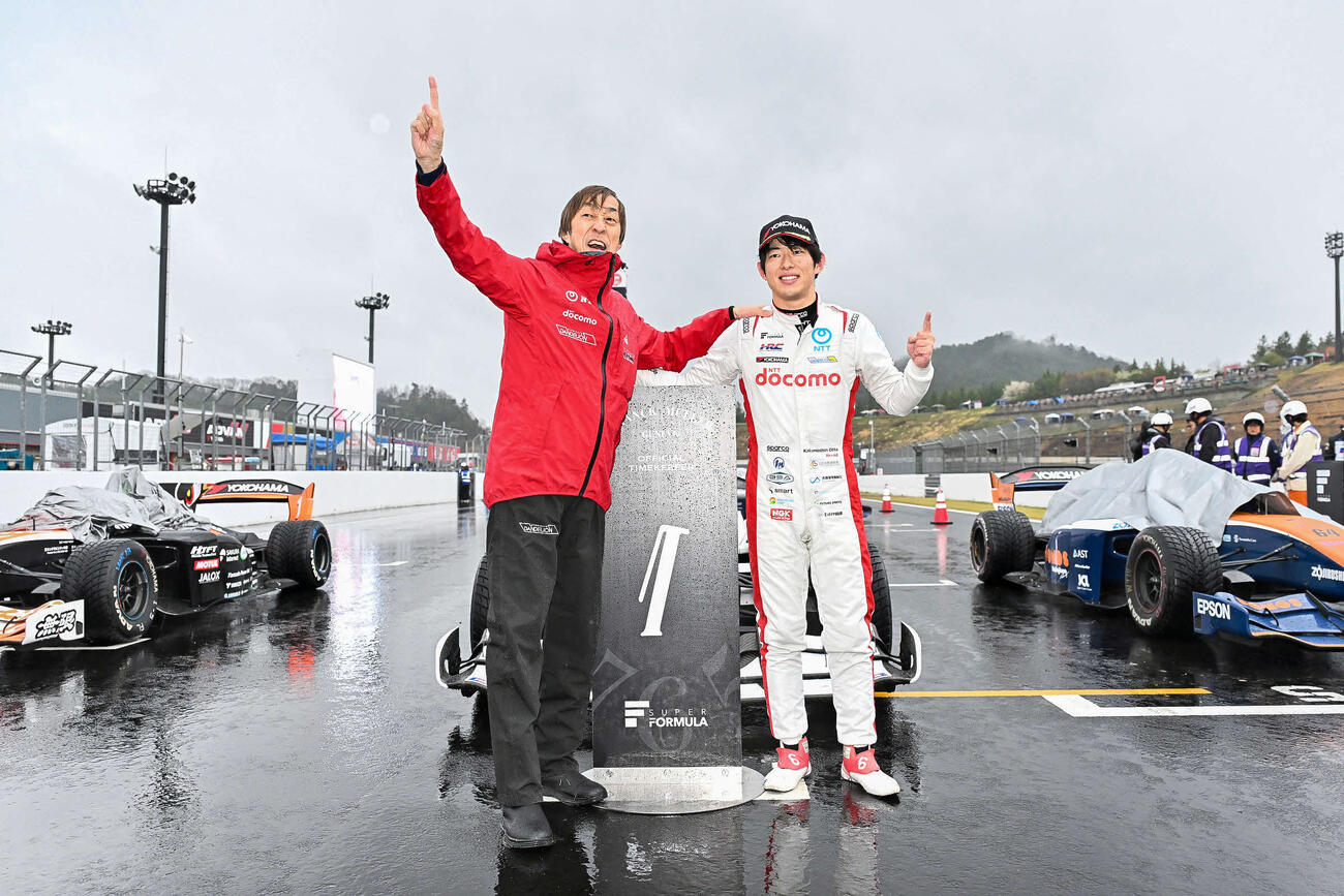 スーパーフォーミュラ開幕戦で優勝したDOCOMO TEAM DANDELION RACINGの太田格之進（右）と村岡潔チームプリンシパル（JRP提供）