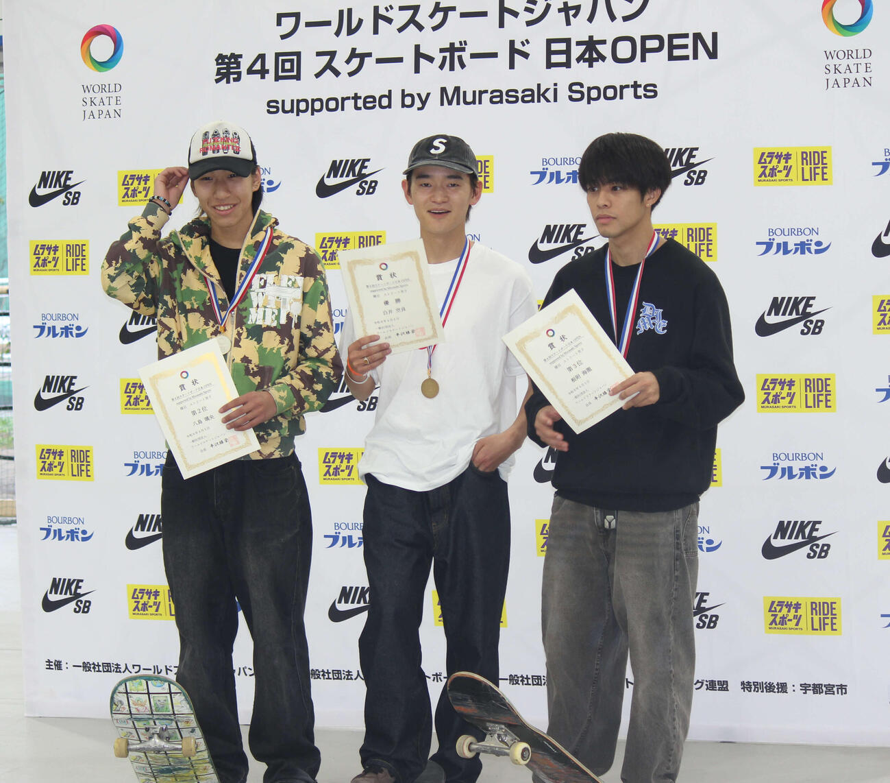 日本オープンの表彰式に出席する、左から八島、白井、根附（撮影・勝部晃多）
