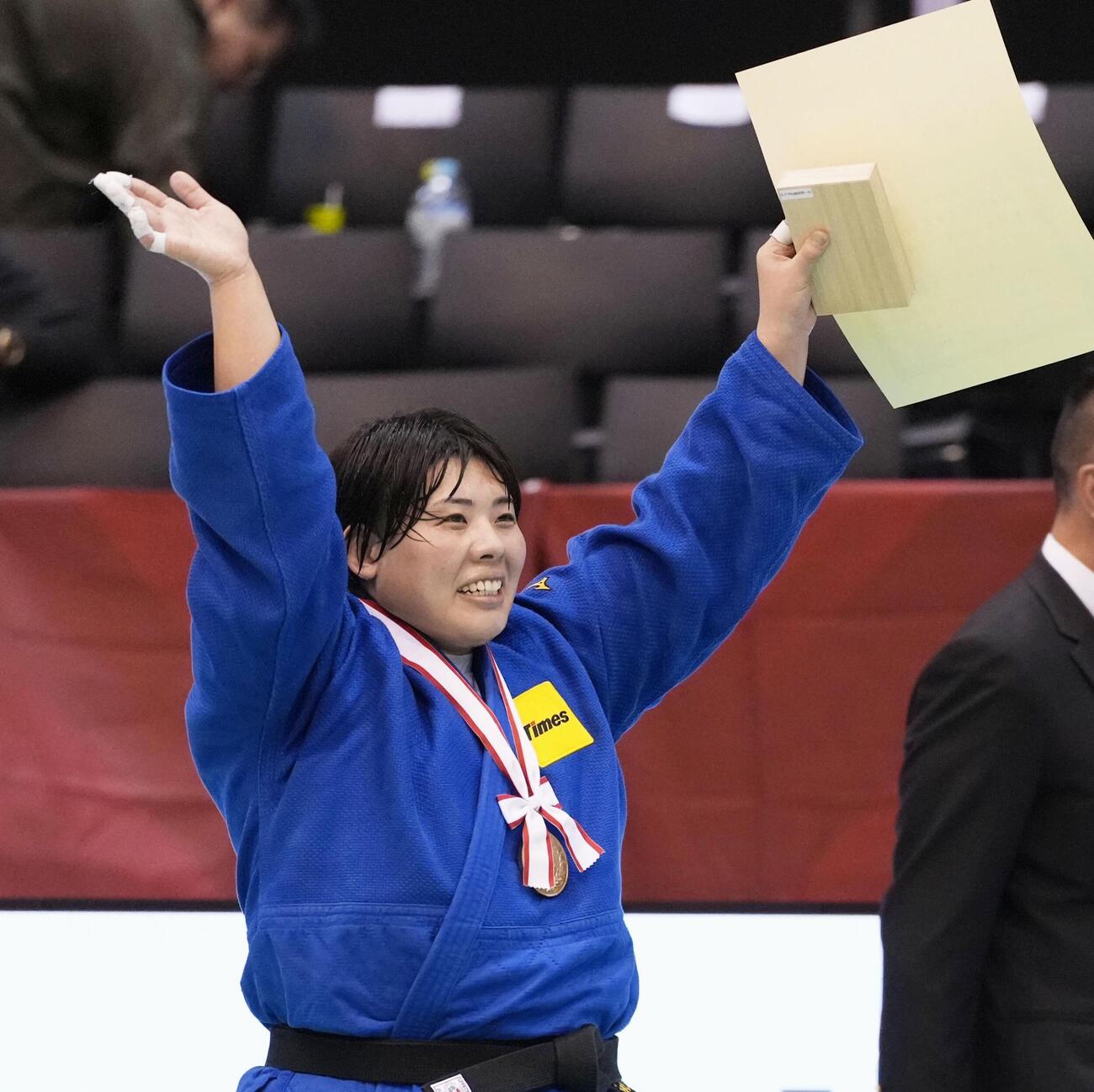 女子78キロ超級で優勝し、声援に応える素根輝