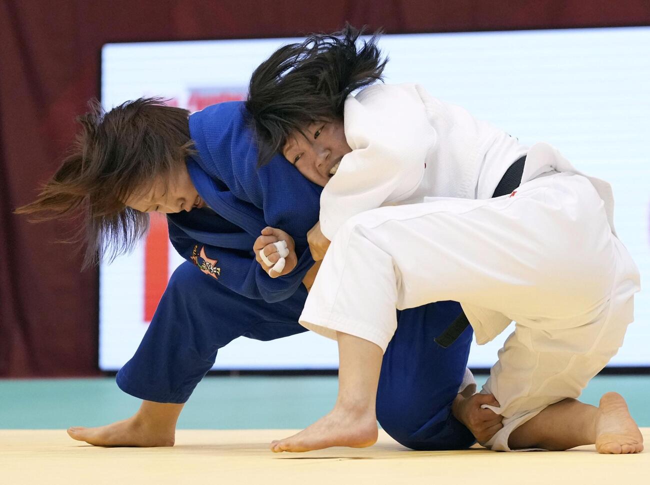 女子63 キロ 級決勝　壇野芽紅（左）を破り優勝した青野南美