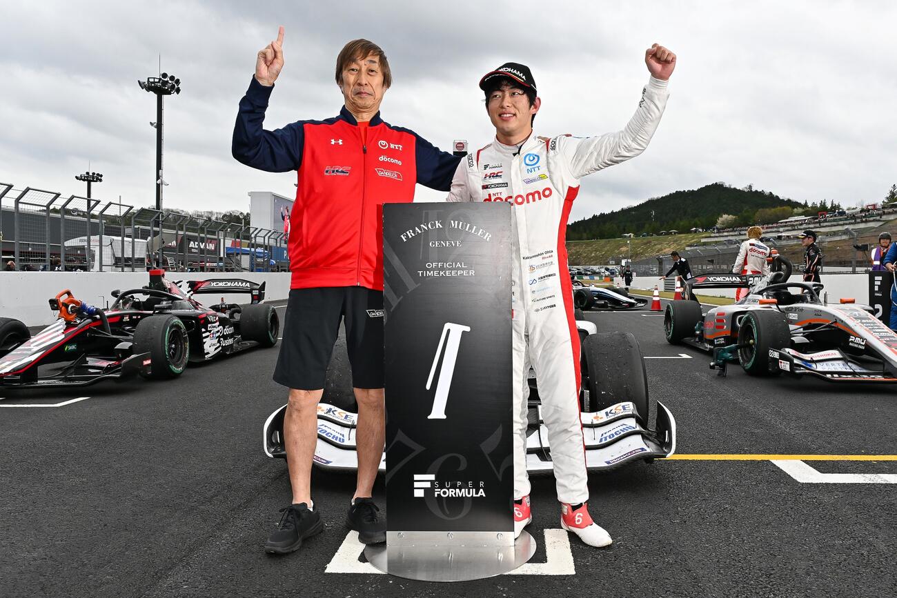スーパーフォーミュラ第2戦で優勝し、2連勝を挙げたDOCOMO TEAM DANDELION RACINGの太田格之進（右）と村岡潔チームプリンシパル（JRP提供）