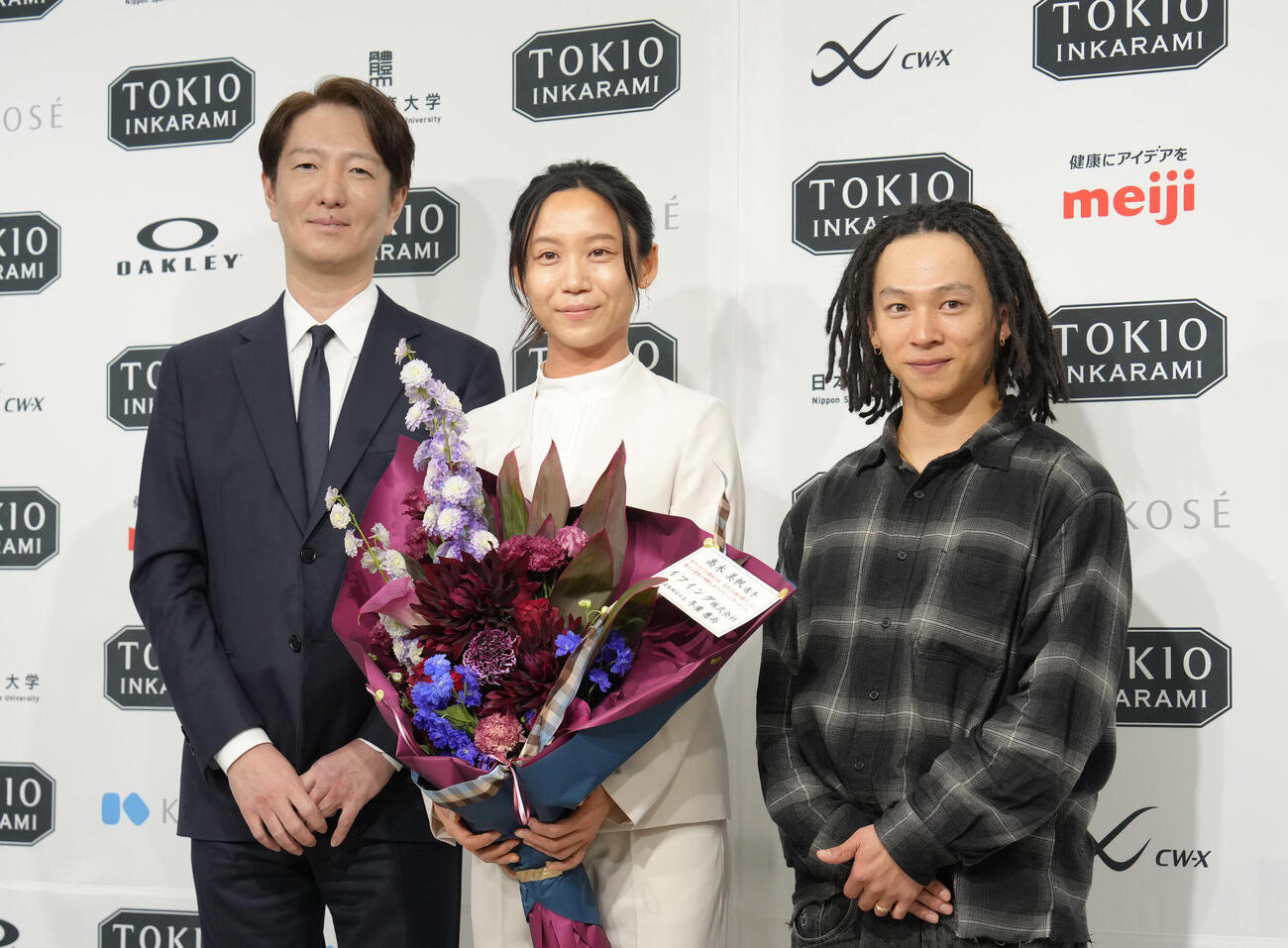 記念撮影に臨む、左からイフイング株式会社冬廣應尚代表取締役社長、高木美帆、平野（撮影・足立雅史）