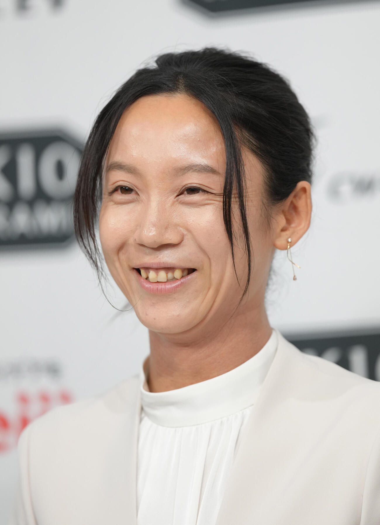 会見中、笑顔を見せる高木美帆（撮影・足立雅史）