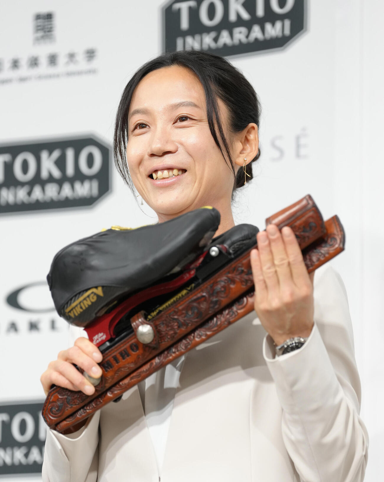 引退会見を終え、笑顔を見せる高木美帆（撮影・足立雅史）