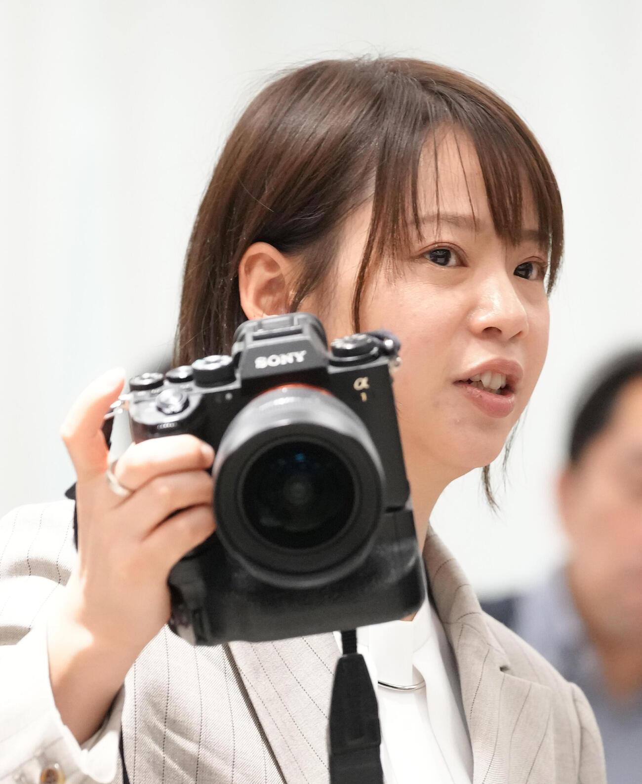 引退会見を終えた妹高木の記念撮影を行う姉菜那さん（撮影・足立雅史）