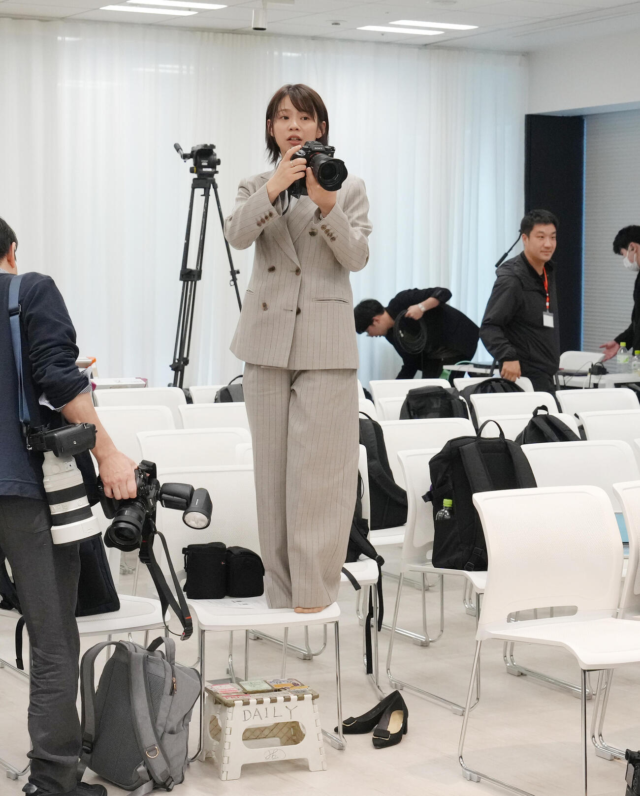 引退会見を終えた妹高木の記念撮影を行う姉菜那さん（撮影・足立雅史）
