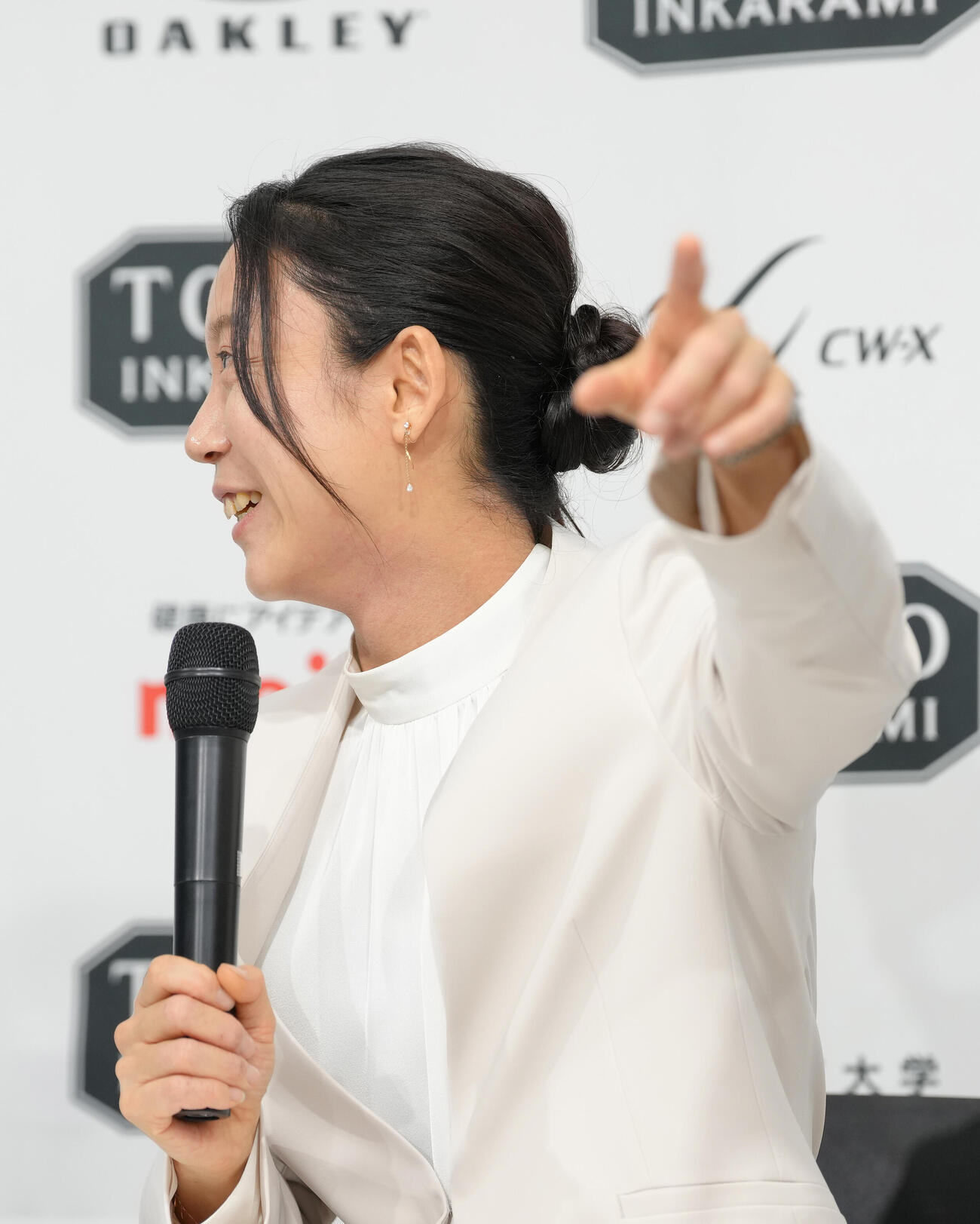 会見中、姉菜那さんの存在に気がつき笑顔を見せる高木美帆（撮影・足立雅史）