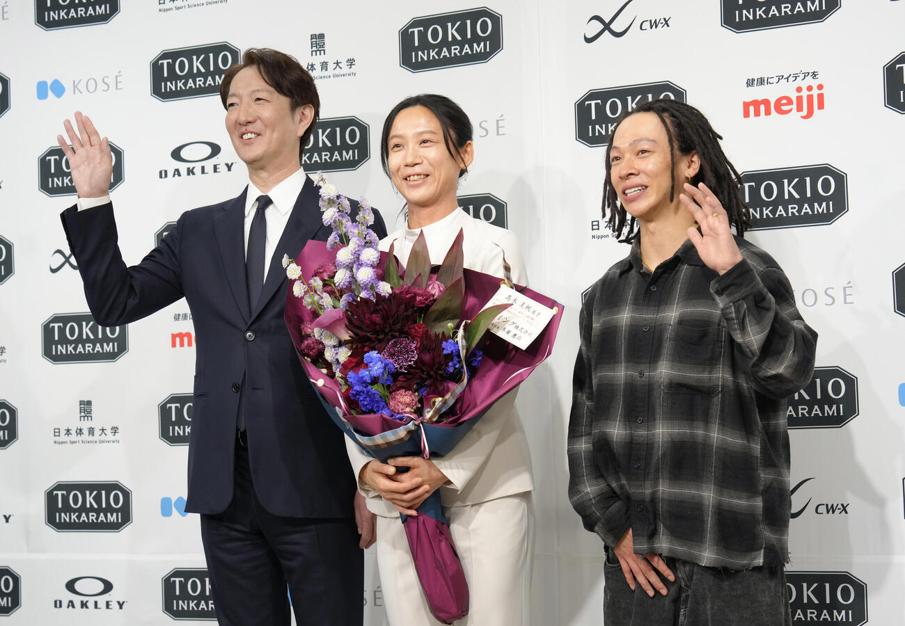 記念撮影に臨む、左からイフイング株式会社冬廣應尚代表取締役社長、高木美帆、平野（撮影・足立雅史）